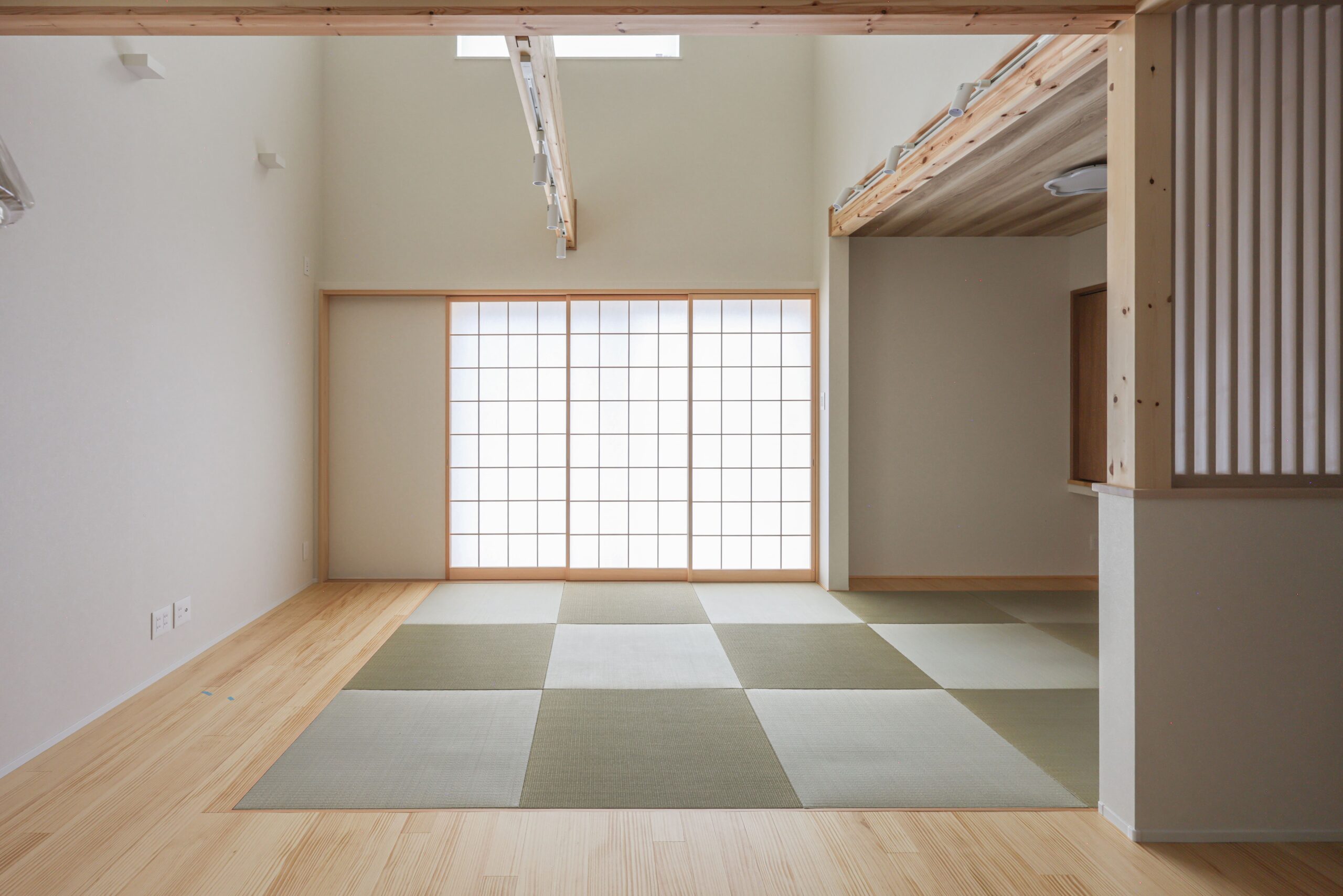 家族が自然と集まる、LDK一体型の畳スペース。梁を現した天井が、空間にリズムと奥行きをプラス。