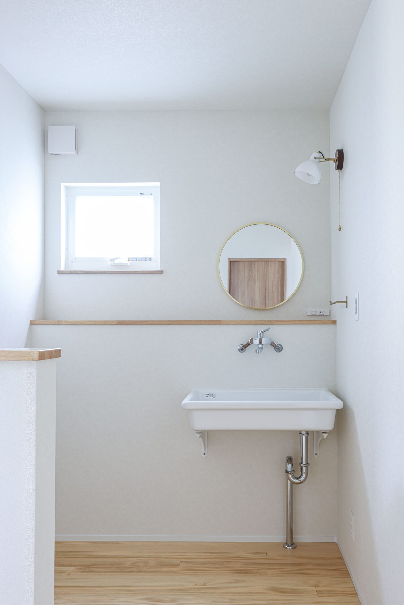 鏡・照明までこだわった造作洗面。毎日の身支度が楽しくなる空間です。