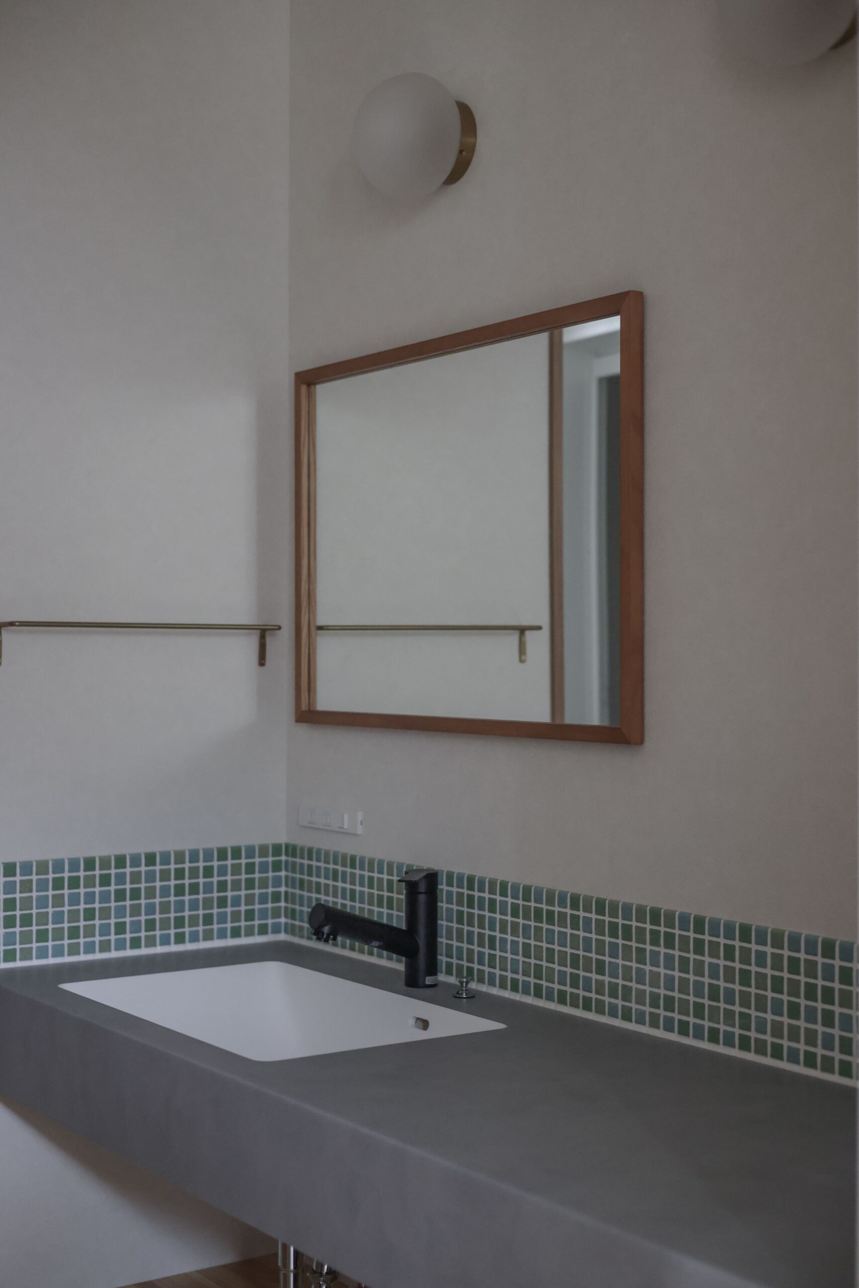 玄関のすぐ近くに広い洗面カウンターを造作。