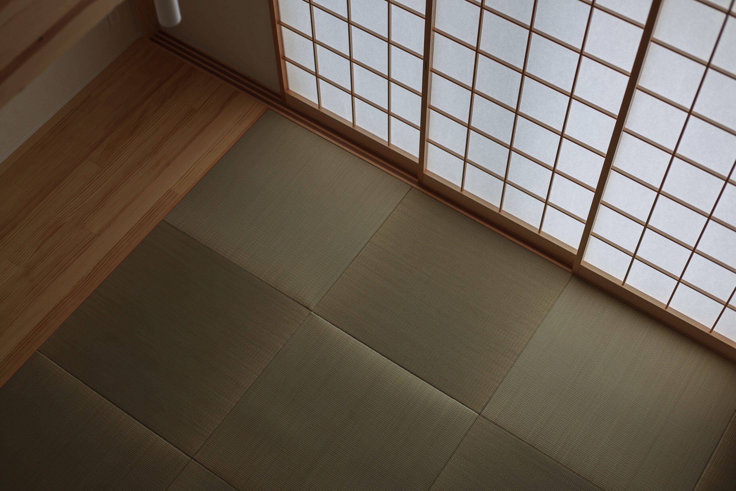 障子越しのやわらかな光が心地よい畳空間。昼と夜で異なる表情を楽しめます。