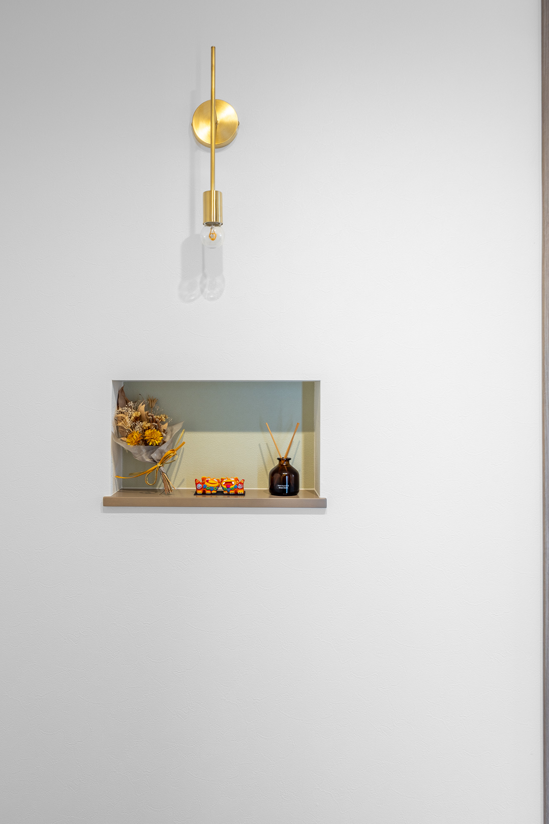 玄関には夫婦の想い出を飾れるニッチを造作した。