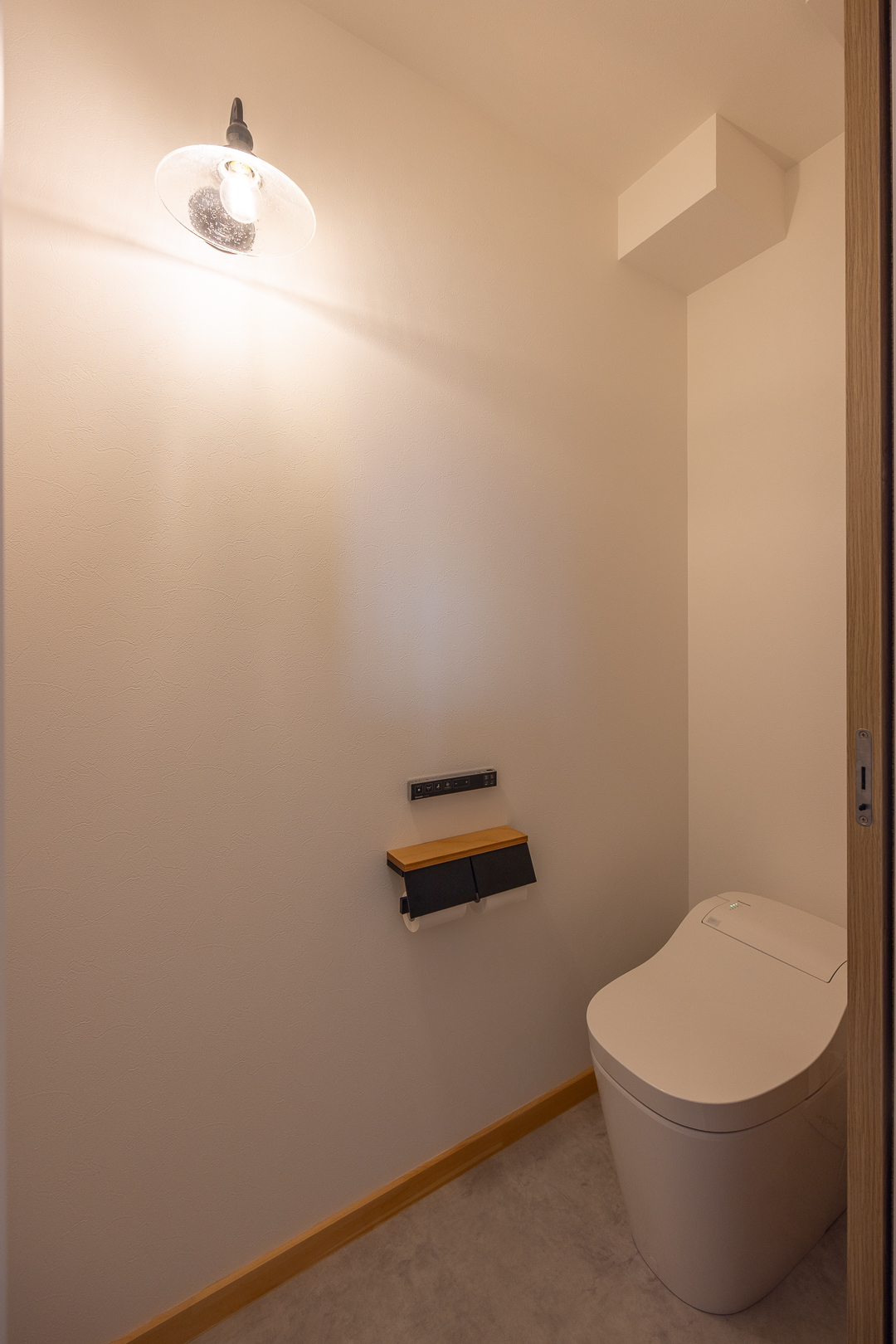 やわらかな明かりが包む、落ち着いたトイレ空間。