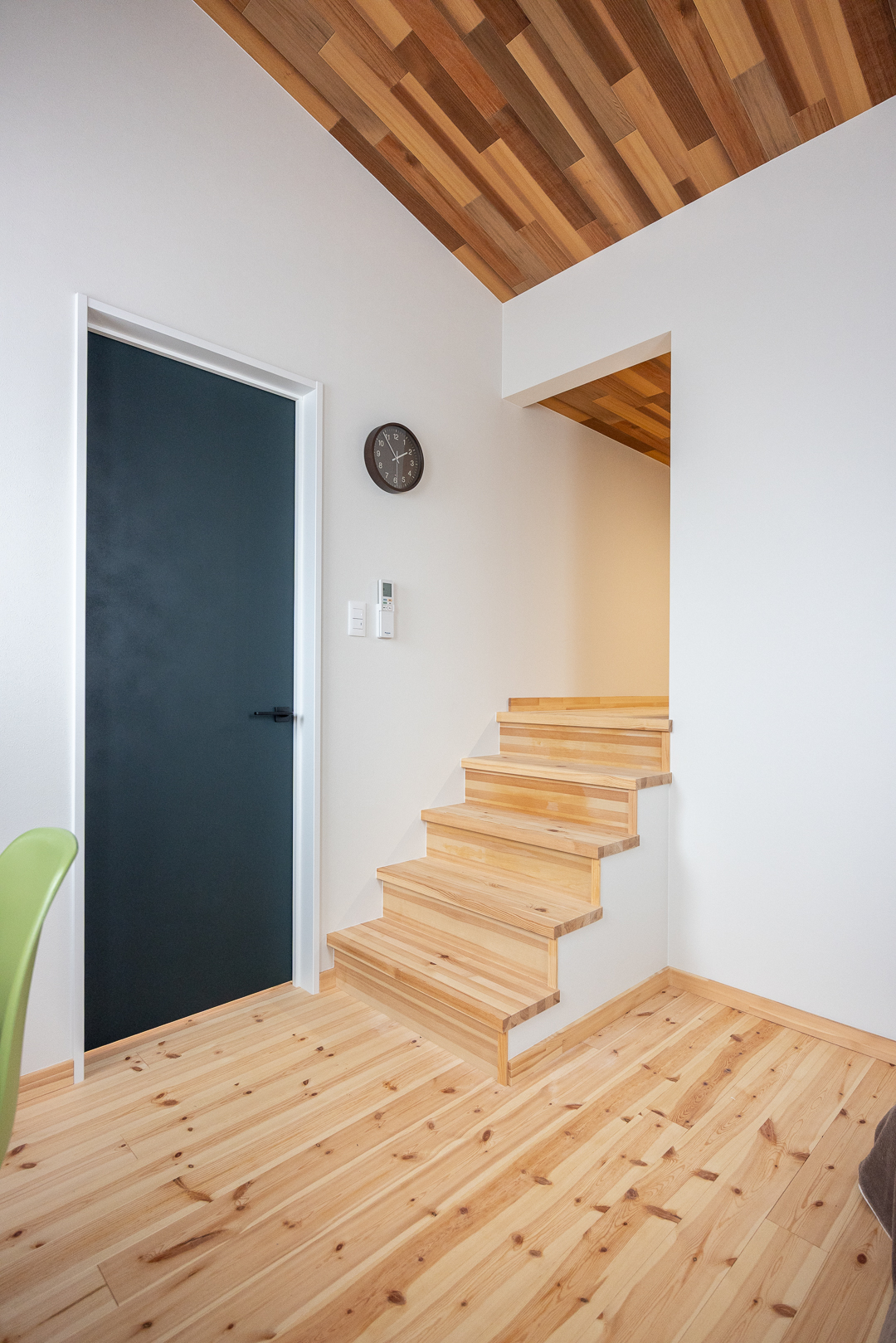 洋室にある小屋裏に続く階段は、空間のアクセントにもなるデザイン。