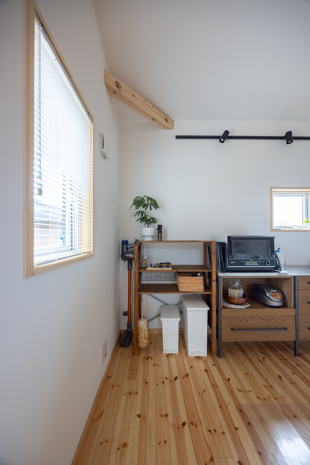 キッチン裏には、生活感を上手に隠せる収納スペースを配置。家電やゴミ箱、掃除道具まで無理なく収まり、すっきりとしたキッチンを保つことができる。