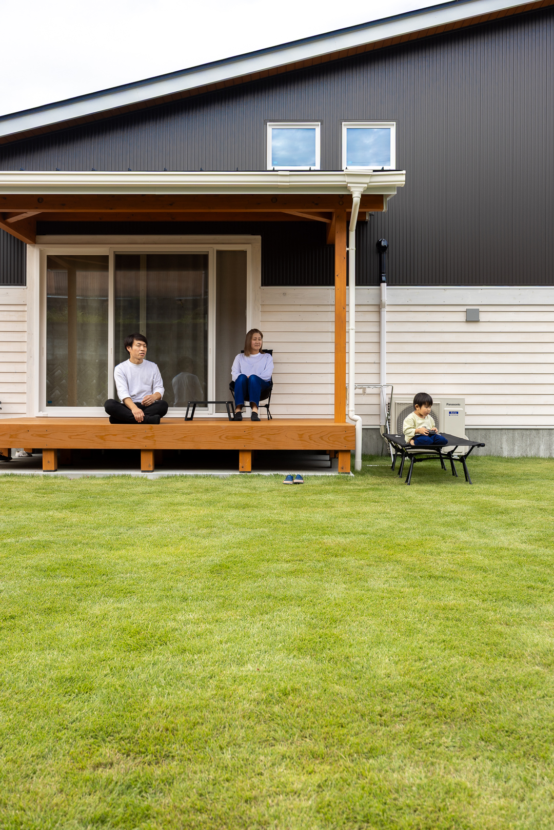 ウッドデッキは、家族みんなのお気に入り。天気の良い日は外に椅子を出してのんびりと。