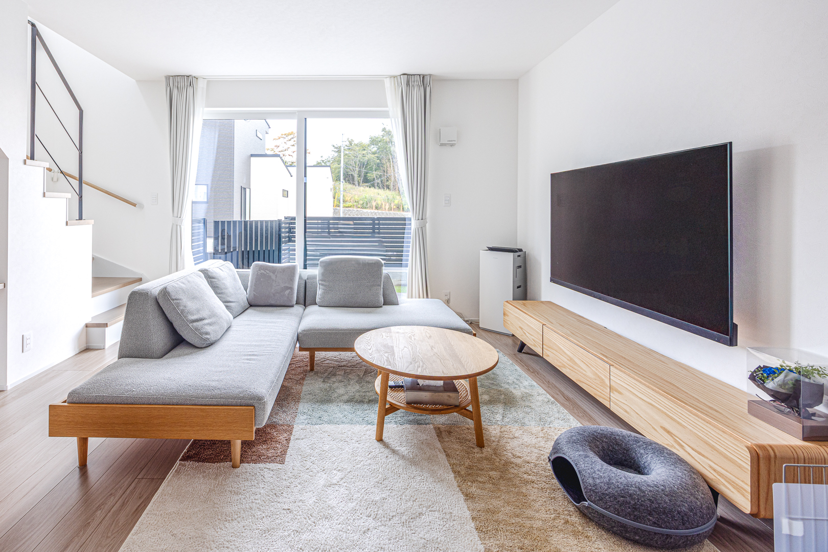 大きな窓から光が差し込み、家族の時間を明るく包み込むLDK。家族の会話が自然に広がる一体感ある間取りです。