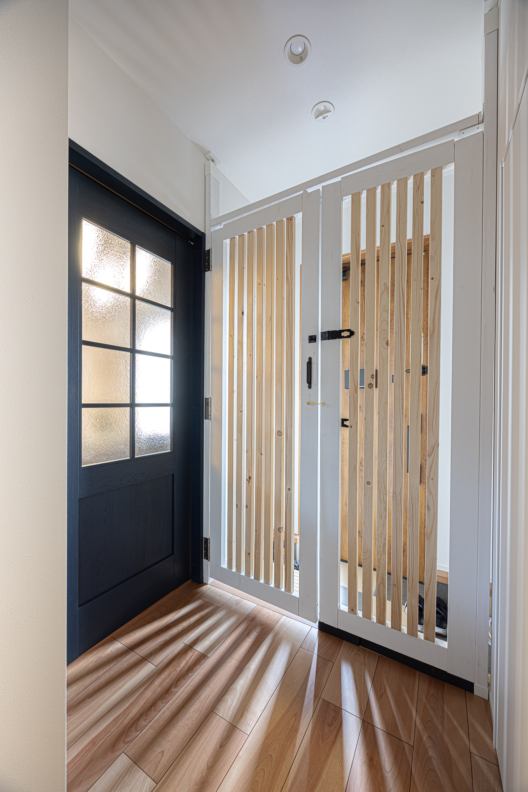 玄関には猫の脱出防止用のドアを取り付けた。