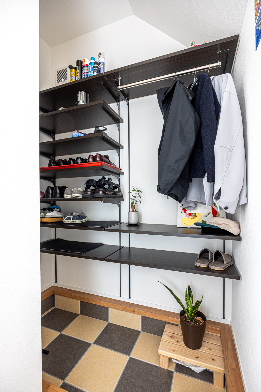 玄関は靴や上着までを収納できるウォークインタイプに。
