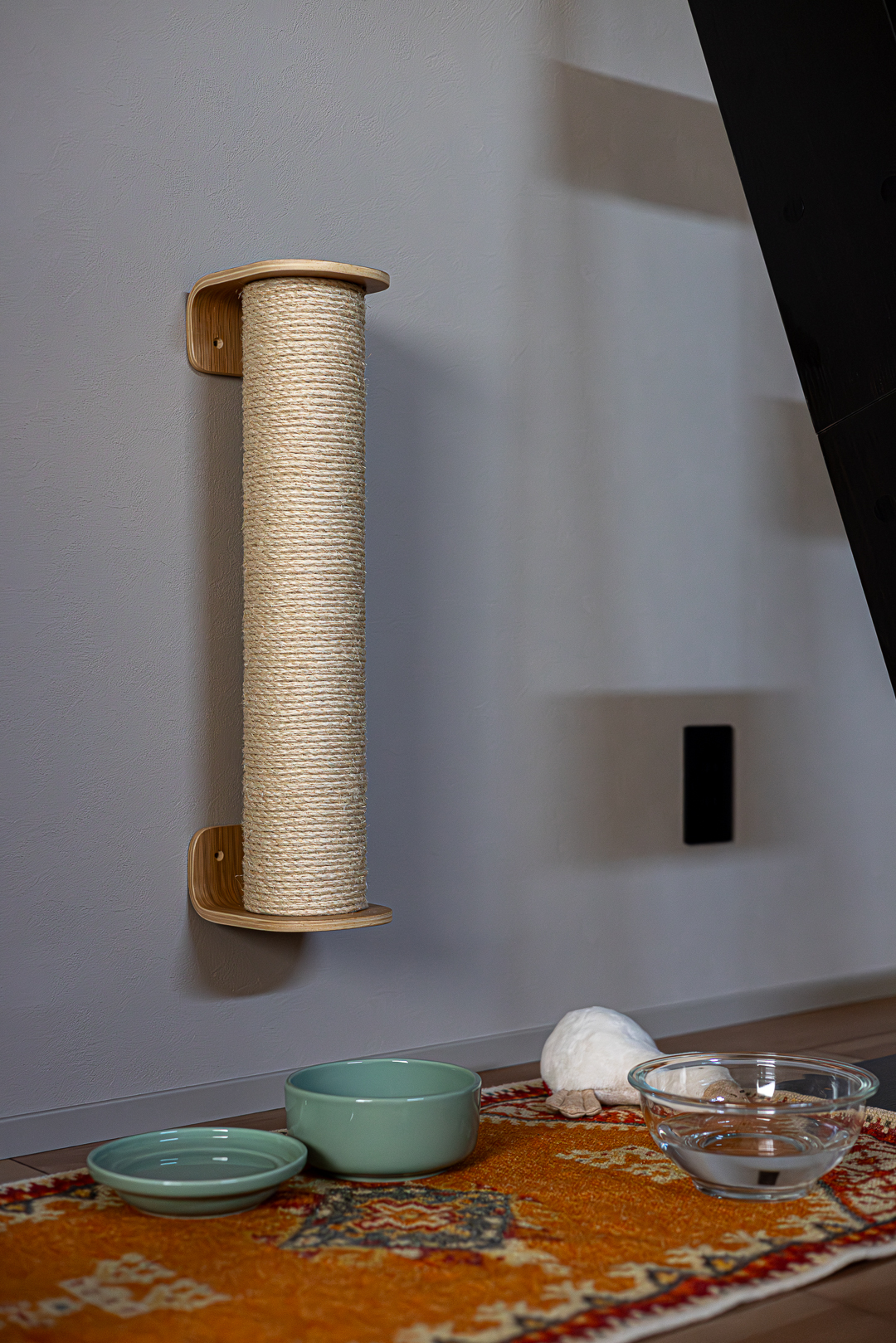 爪とぎは木製のフレームとナチュラルなロープで、空間に馴染み猫の爪研ぎ欲求を満たしながらインテリアの一部として機能している。