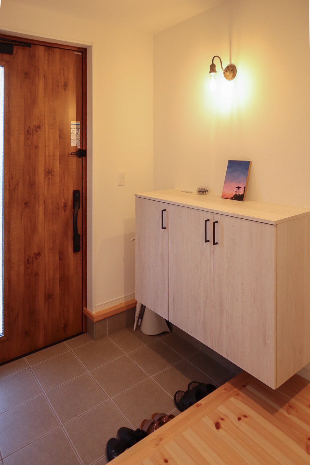 やさしい灯りが迎えてくれる玄関。