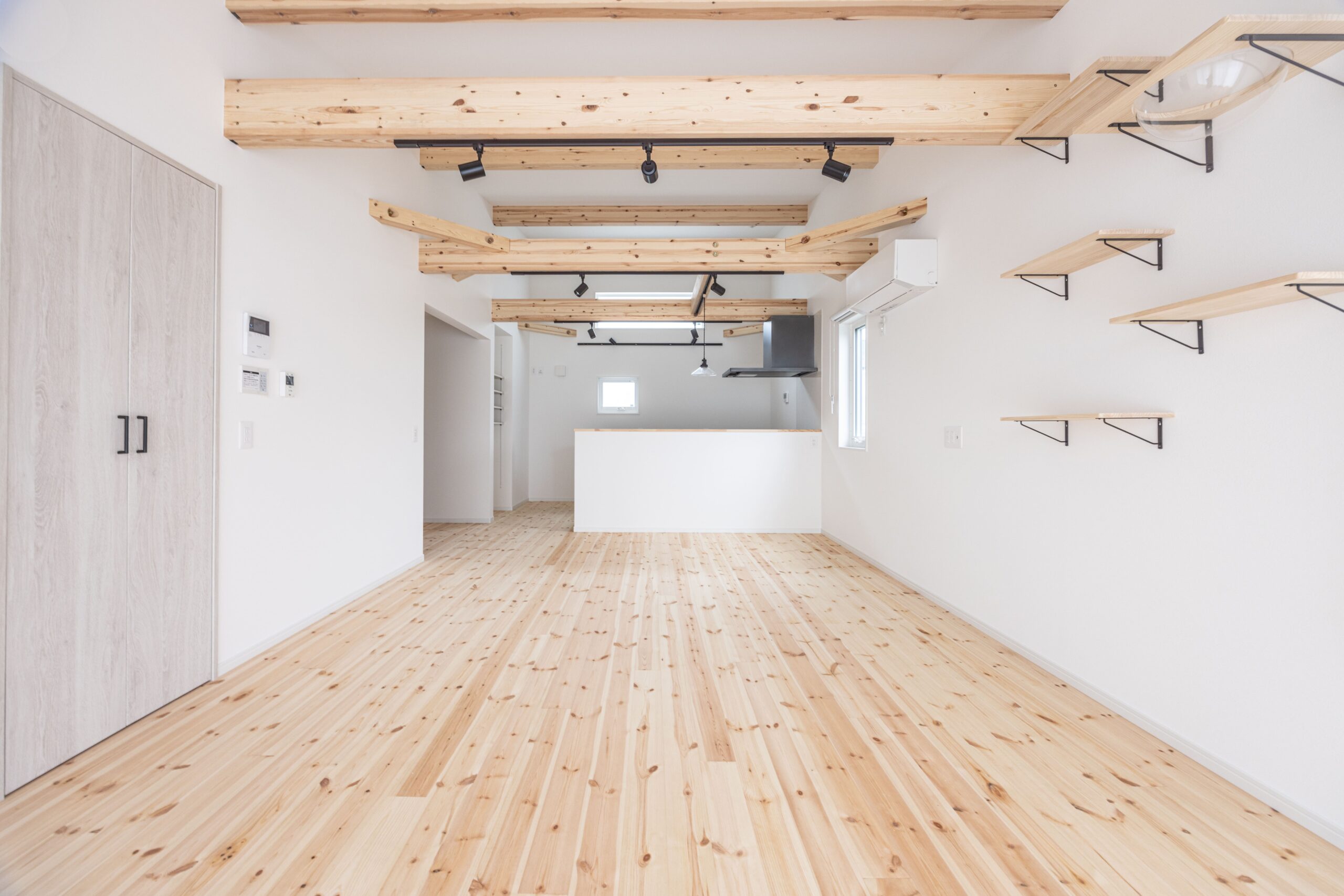 天井にあらわした梁と、やさしい木目の無垢床。自然素材に包まれた、開放感あふれるLDKです。