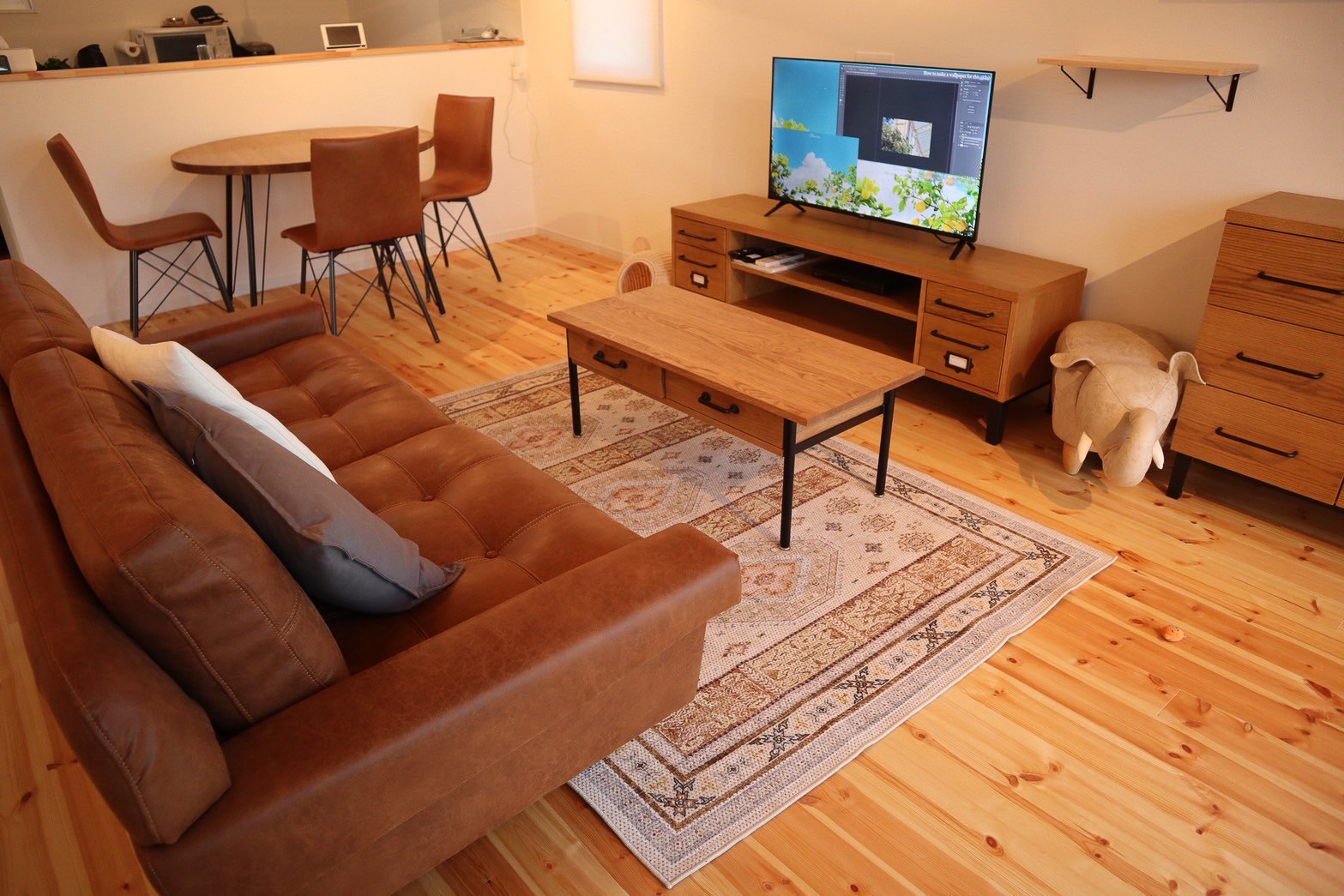 木の質感とインテリアが調和した、落ち着きのある空間です。