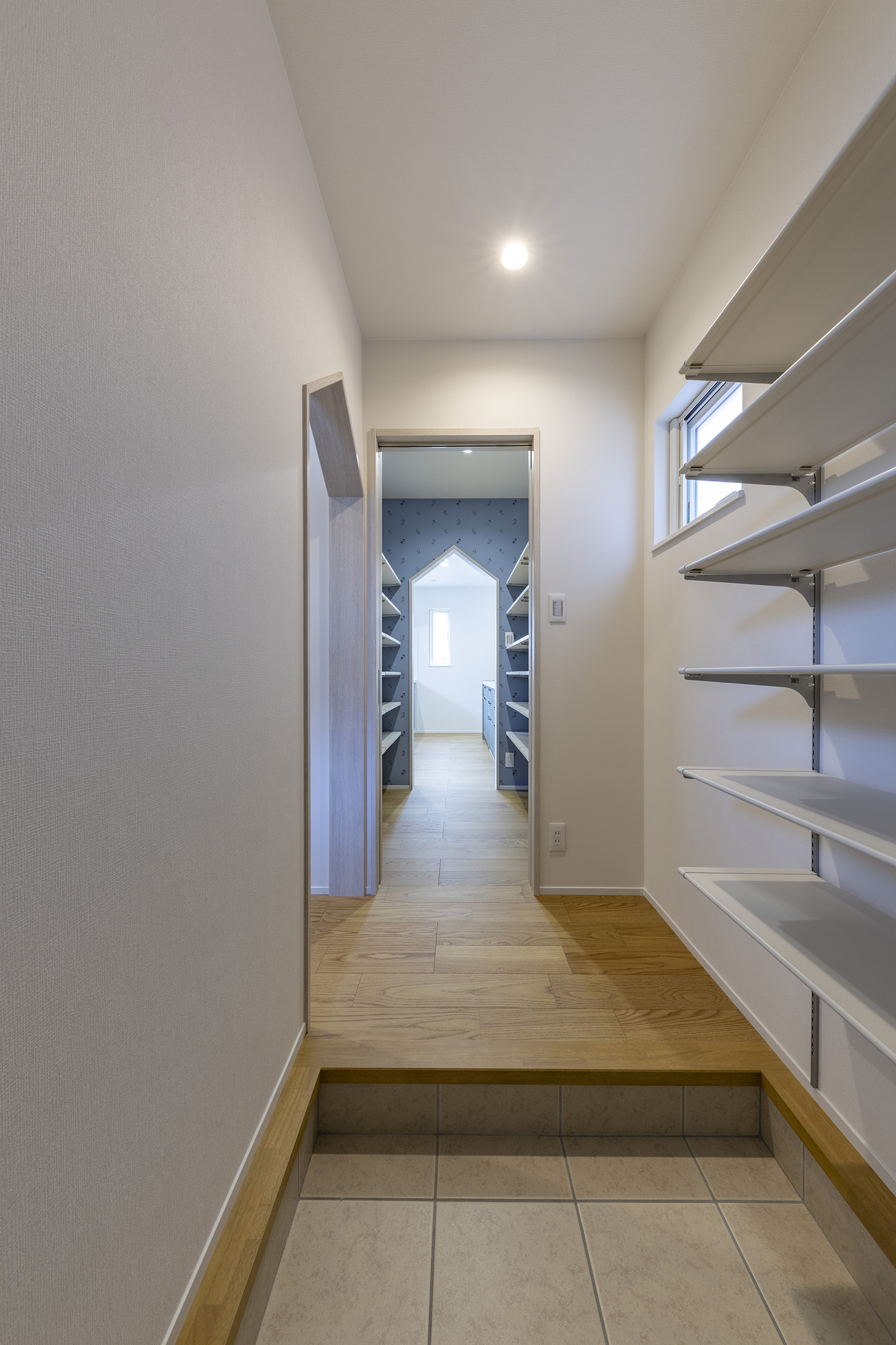 玄関からパントリー、キッチンまで一直線につながったもう一つの廊下。もちろん間には引き戸もあります。