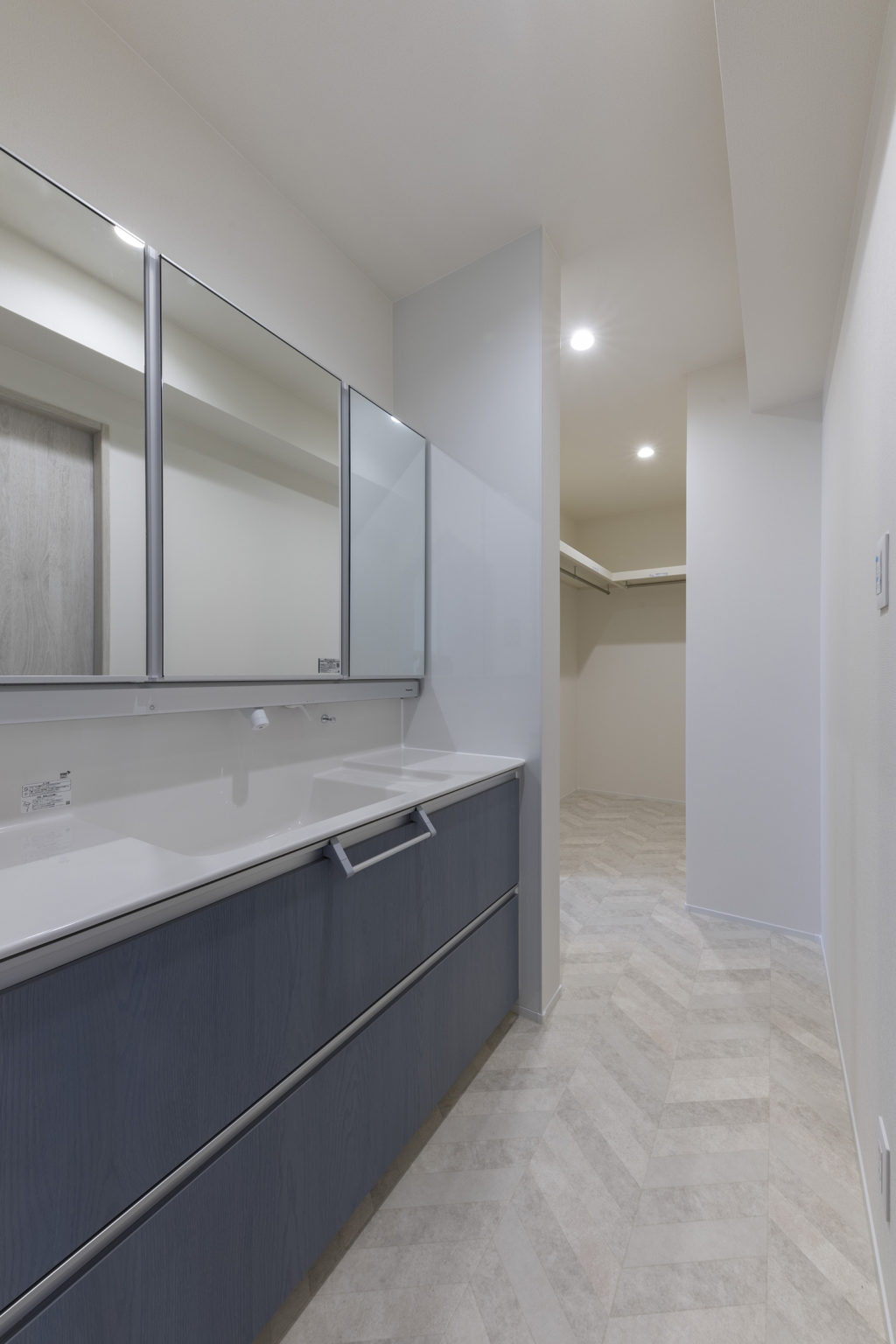 洗面もブルーウッドをアクセントに。ワイド幅で家族で使いやすい広さ。