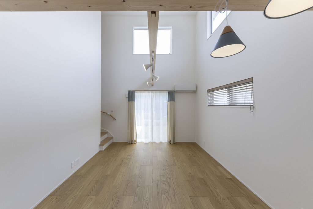 吹き抜けリビングを採用することで、開放感あふれるLDKが完成。大きなFIX窓から太陽の光が差し込みます。