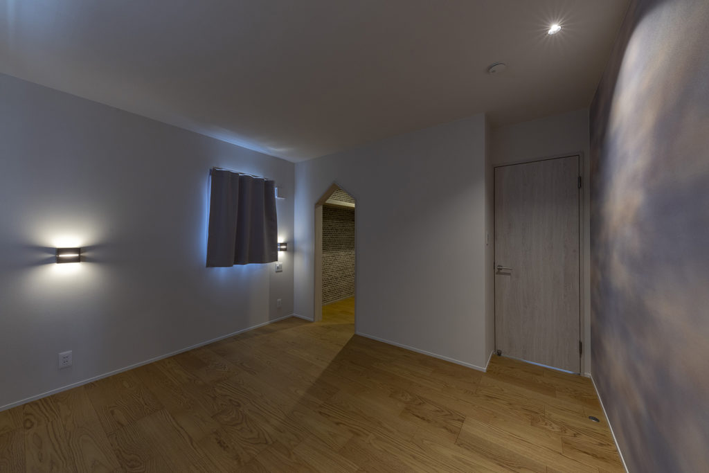 奥に見えるウォークインインクローゼットが、下の画像となります。壁紙でずいぶん雰囲気が変わります。