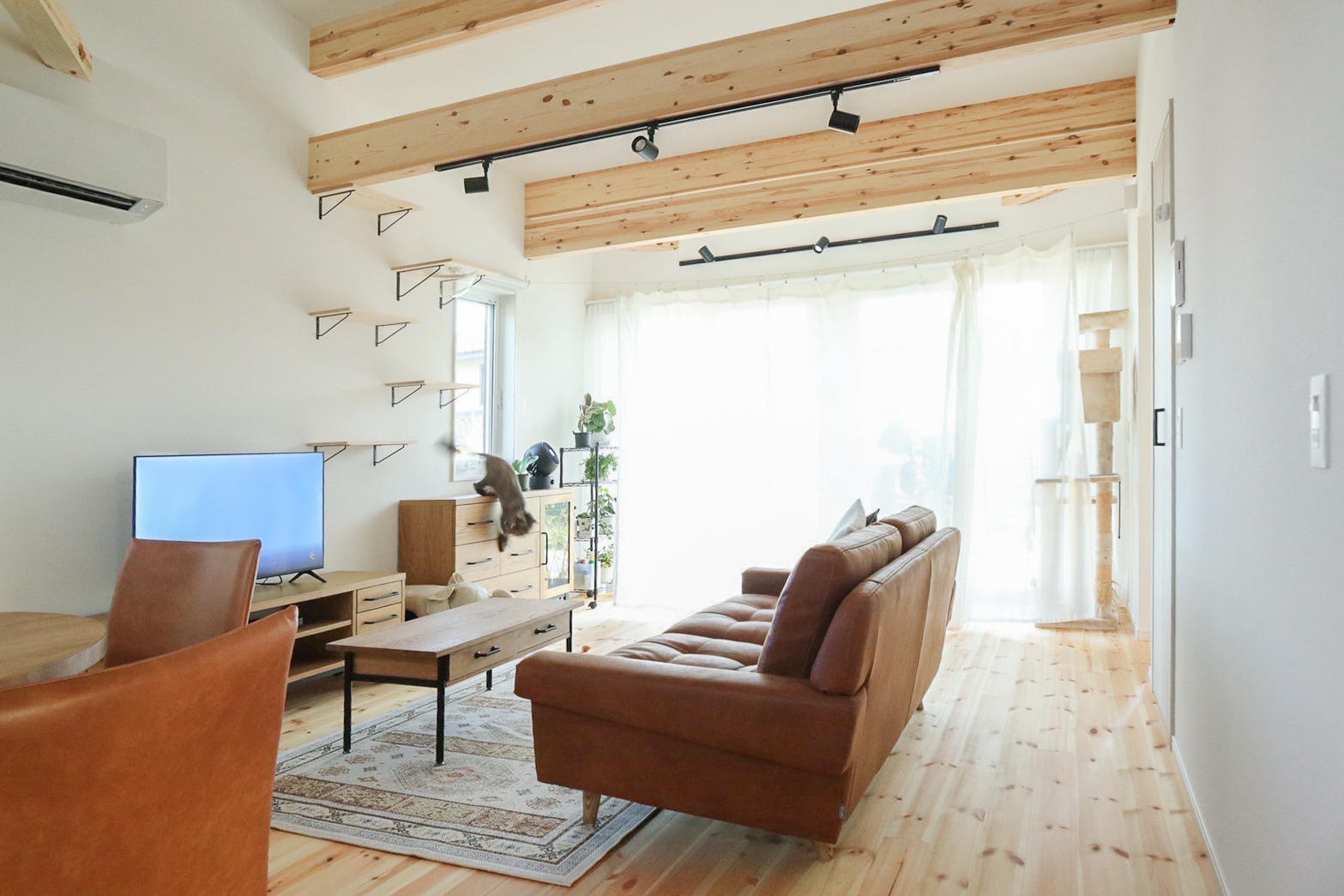 梁がキャットウォークの役割を果たすLDK